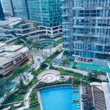 Thompson Suites BGC (Uptown Parksuites)