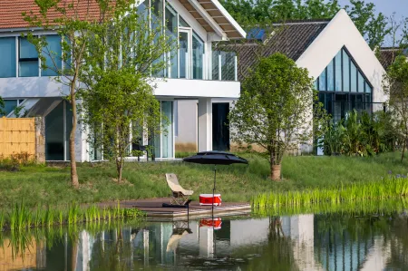 Jiangnan House  Yangcheng Lake Отели рядом с достопримечательностью «Xiao Fangfang Hall of Performing»