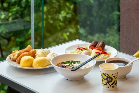 IU Hotel (Panzhou Donghu Park Aoyuan Plaza Branch)