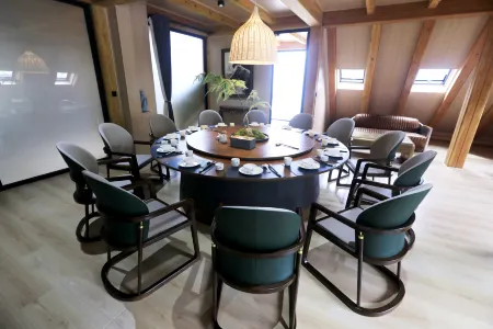 Burning Years Hotel Отели в г. Линчуань