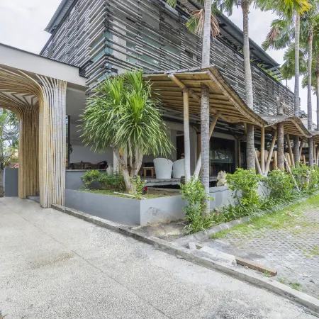 Kings Villas Sanur by Moria Отели рядом с достопримечательностью «Пляж Пенджембак»
