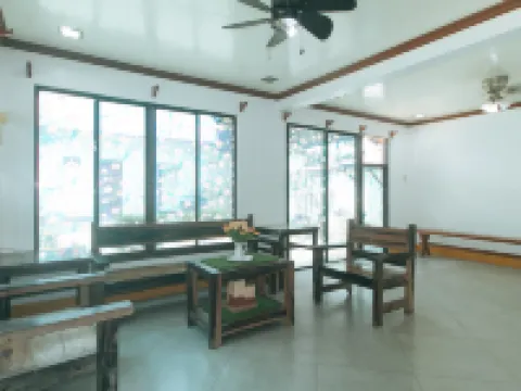 RedDoorz @ Joels Apartelle ビニャンのホテル