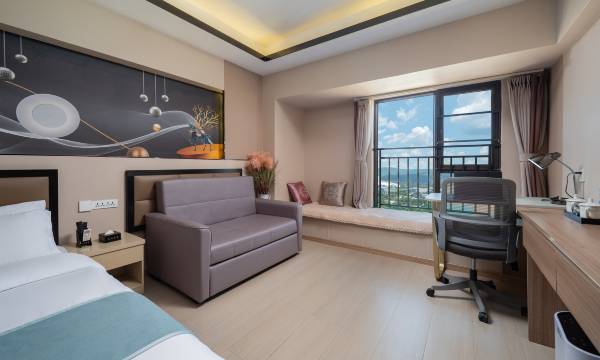 Zhuimeng Light Luxury Hotel (South High-Speed Railway Station Chunrong Street Subway Station)