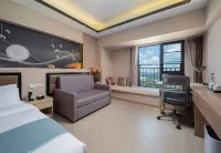 Zhuimeng Light Luxury Hotel (South High-Speed Railway Station Chunrong Street Subway Station) - Condos