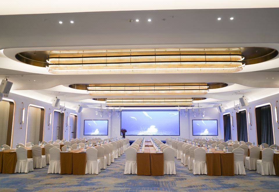 그랜드 스카이라이트 호텔의 고급스러운 로비 모습