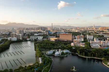 Hampton by Hilton Xiamen Jimei Xinglin Bay Отели рядом с достопримечательностью «Xiamenshi Library (xinglinfenguan)»