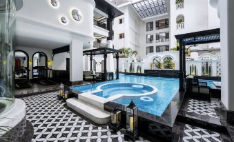 Xishuangbanna Jinghong Lanbo Designer Hotel (Guang Zhuang Star Night Market Branch)