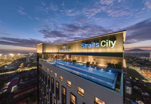 크라운 플라자 수영장 야경