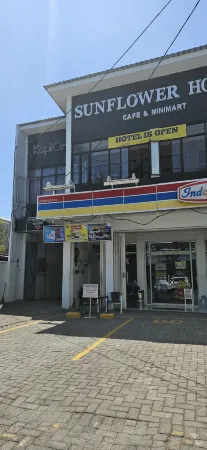 Sunflower Hotel syariah near Juanda airport Отели в г. Sedati