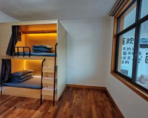 Lijiang Qishangju Youth Hostel الغرف Photos