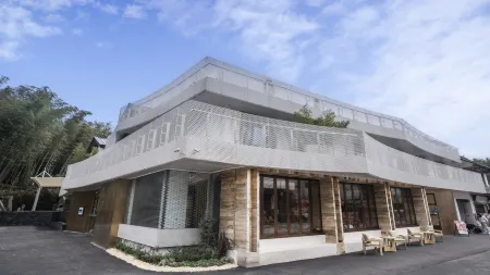 dobmbo Отели рядом с достопримечательностью «Emerald Gallery»