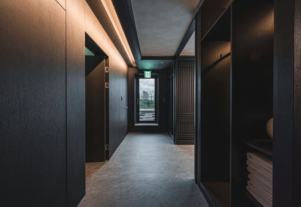 고유인 & 홈즈의 모던한 객실 내부