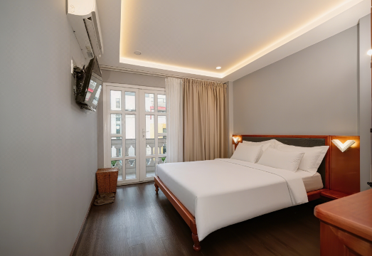 PH Hotel의 넓고 깔끔한 객실 내부