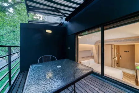 TRUE GO Hotel (Shanghai Xujiahui Jiaotong University Subway Station) Отели рядом с достопримечательностью «Former Residence of Zhengzhou Dongguo»