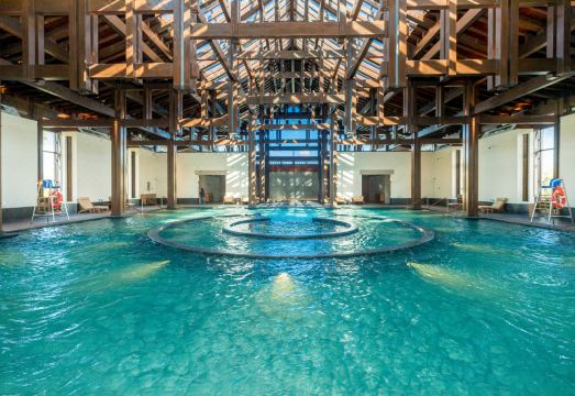 리장 위룽 설산 온천 호텔의 온천 공용 시설 또는 외부 전경