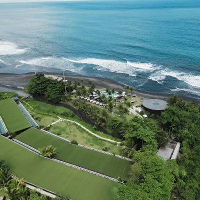 Hotel Komune and Beach Club Bali Hotel berhampiran Pantai Keramas