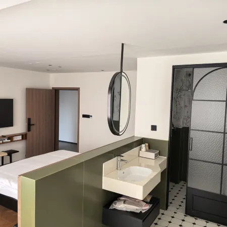 Heyi Homestay (Hezhou Lingfeng Plaza Colorful Global City)