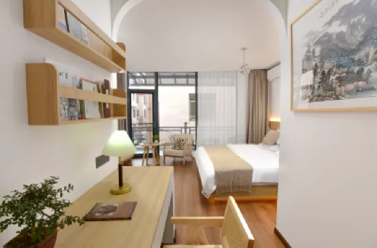 Tinghailou Homestay (Kunming Dianchi Lake Xishan Scenic Area) Hotel dekat Kuil Huating