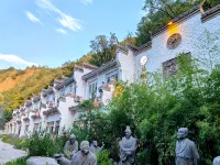 Yiru Homestay (Zhouzuling Yaowangdong Wellness Town Scenic Area) - parking