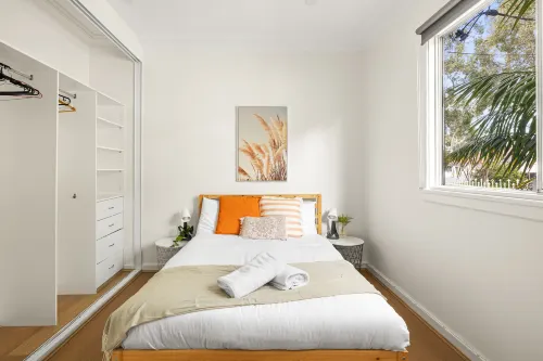 Tranquil Room – Minutes from Parks, Shops & Easy Airport Commute