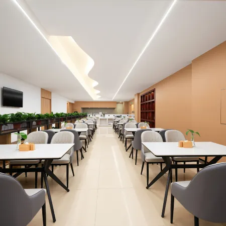 Xinyibai Hotel (Dandong Railwany Station&Yalu River Broken Bridge)