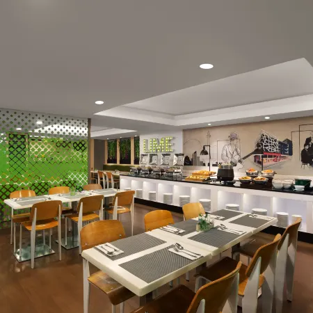 Favehotel Gatot Subroto Jakarta Отели рядом с достопримечательностью «Небоскреб «Мулиа»»