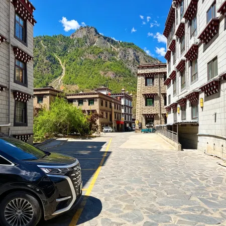 Baiyue Mountain Lodge Hotel (Shangri-La Town Daocheng Yading Scenic Area)