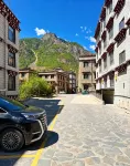 Baiyue Mountain Lodge Hotel (Shangri-La Town Daocheng Yading Scenic Area)