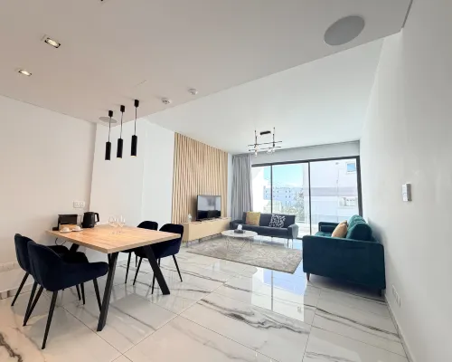 Sun kissed Escape: Luxury home in Paphos Cyprus 파포스 호텔
