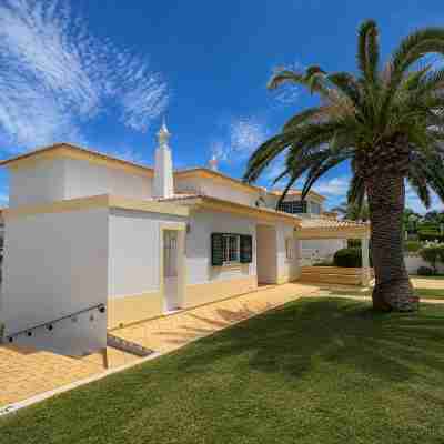 BnB Homes Villa Verde - swimming pool, marina view, BBQ and games room, garden Hotel Exterior