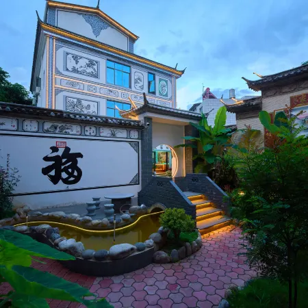 Yunqi Classic Bai Homestay (Weishan Ancient City)