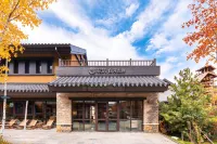 Floral Baihe Left Bank Homestay (Changbai Mountain North Slope Distribution Center Enduli) - parking