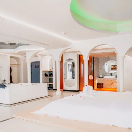 Xishui Yaroman City B&B Hotel