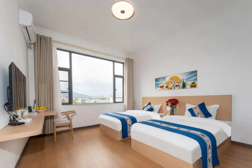 Yulong Junyi Hotel