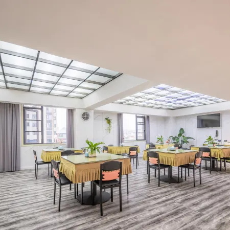 Wansheng Garden Hotel (Xinyang Luoshan Xiya Libao Plaza Branch)