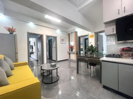 Sunday Hotel in ZhenYuan Отели рядом с достопримечательностью «New Bridge»