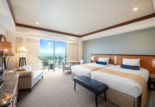 리조트 수영장 및 해변 전경