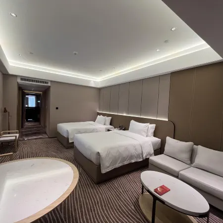 EAST LAKE HOLIDAY HOTEL