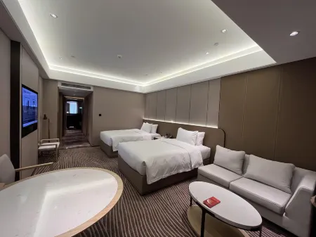 EAST LAKE HOLIDAY HOTEL