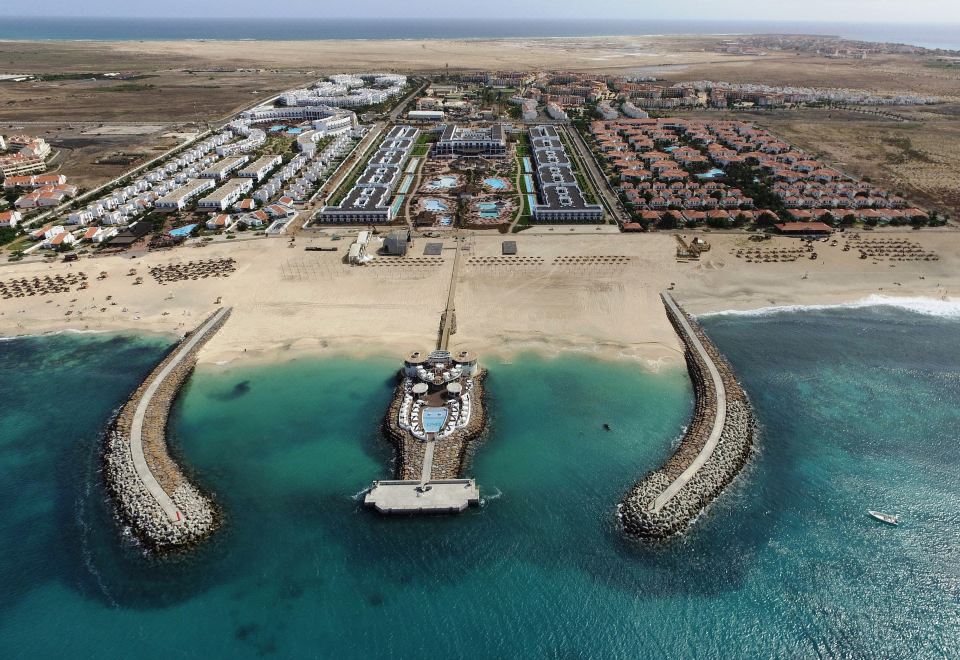 1. 멜리아 라나 비..