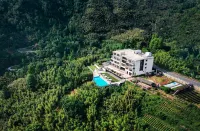 Anji Peak · Jiumu Cloud Town Cliffside Pool Resort Homestay