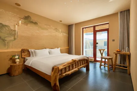 Floral Lux Hotel· Hotel in Jiayue, Mount Wutai（Mount Wutai Scenic Spot Store）） Отели рядом с достопримечательностью «Baiyun Temple»