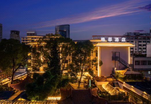 Geffe Hotel 모던한 객실 내부