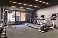 Revery Toronto Downtown, Curio Collection by Hilton - С тренажерным залом