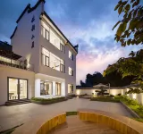 Shimen Linyun · Natural Oxygen Bar Resort Homestay (Wuyuan Yueliangwan)