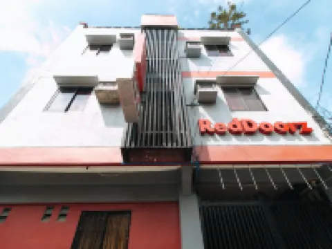 RedDoorz @ A&F C5 Pinagsama Taguig Hotels near Philippine Veterans Museum