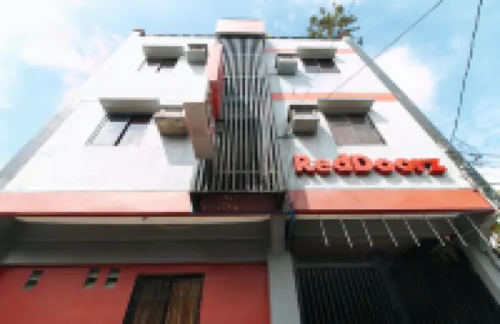 RedDoorz @ A&F C5 Pinagsama Taguig Hotels near Blue Mosque