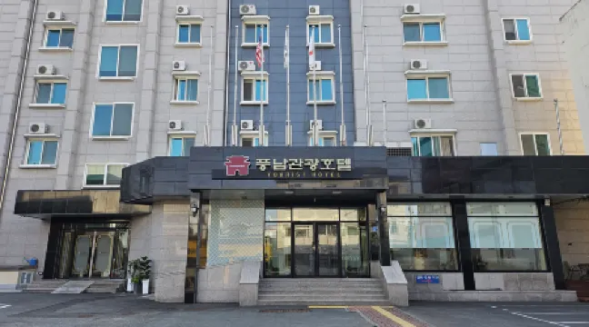 Jeonju Pungnam Family Hotel (Former Pungnam Tourist Hotel) Отели рядом с достопримечательностью «Пхуннаммун в Чонджу»
