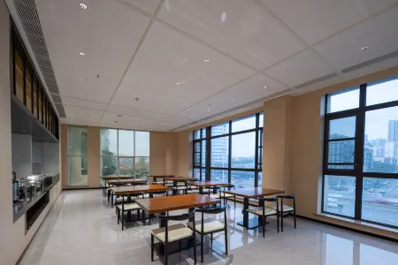 Qingmo Hotel (Wuhan Hankou Railway Station Changgang Road Subway Station Branch) Отели рядом с достопримечательностью «Hubei University of Police (North Campus)»