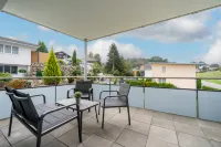 Serene Swiss Apt | scenic balcony views + parking - Homestays